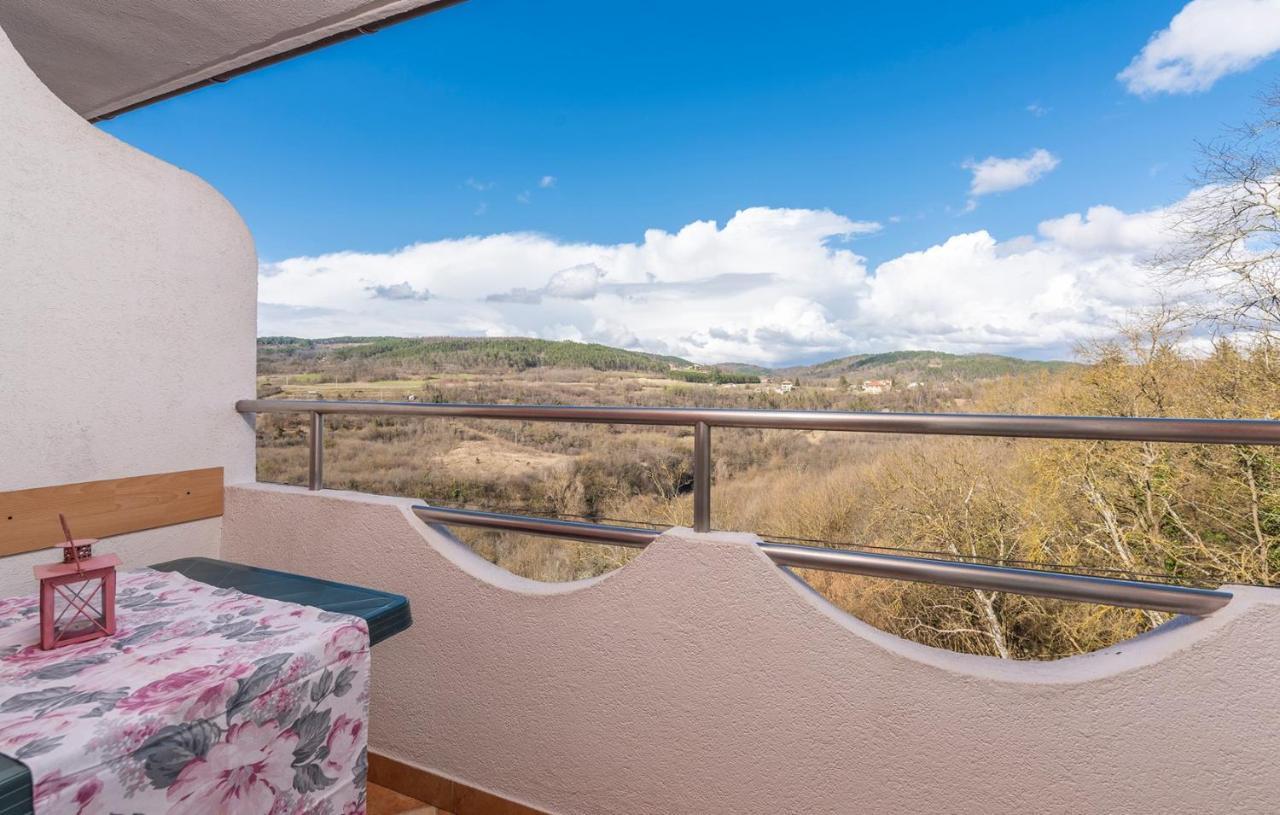 Apartments And Rooms Laura Пазин Экстерьер фото