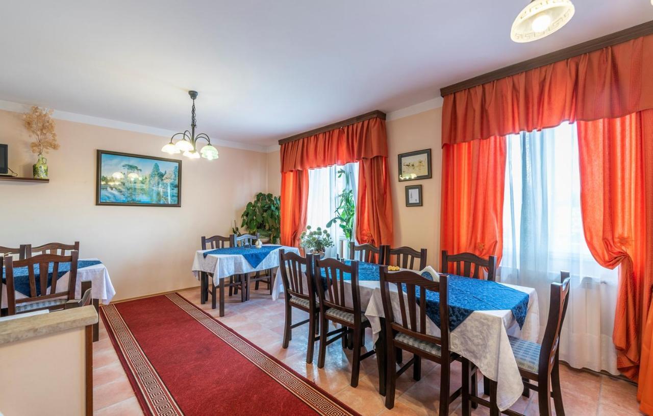 Apartments And Rooms Laura Пазин Экстерьер фото