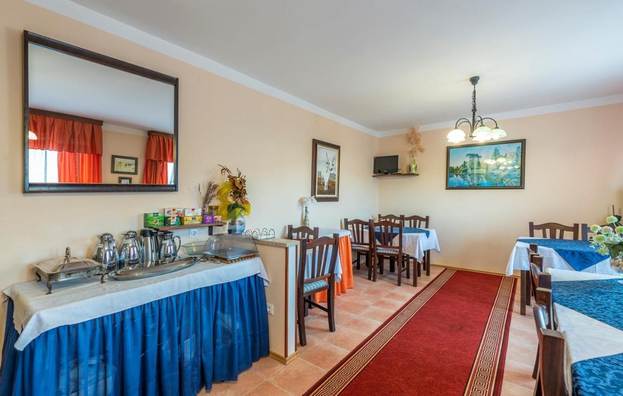 Apartments And Rooms Laura Пазин Экстерьер фото