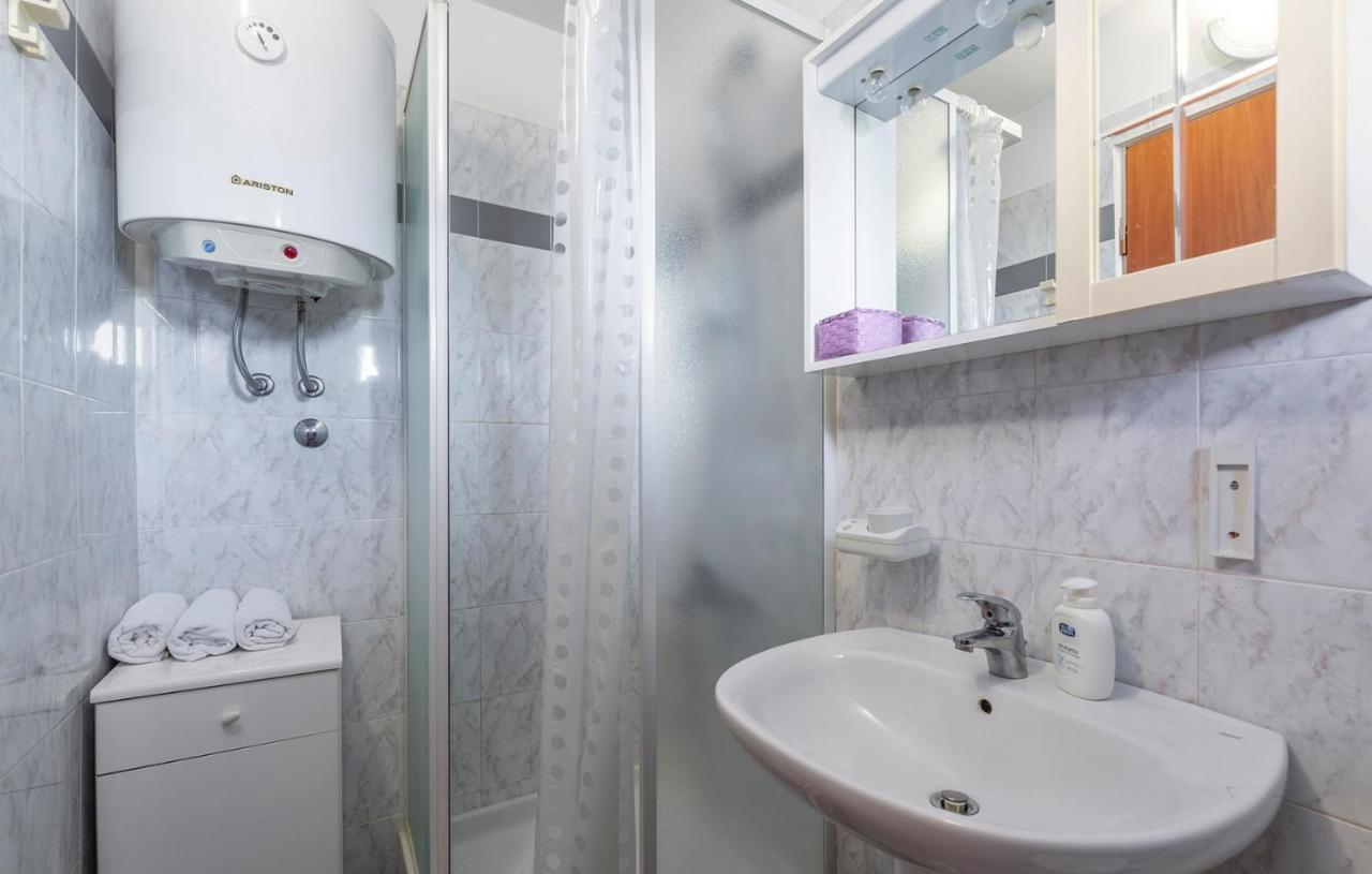 Apartments And Rooms Laura Пазин Экстерьер фото
