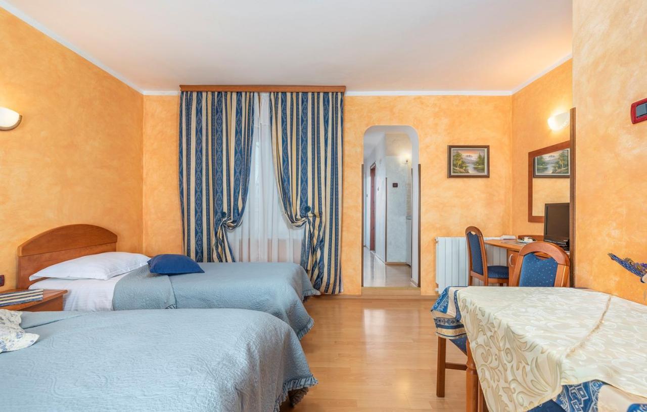 Apartments And Rooms Laura Пазин Экстерьер фото