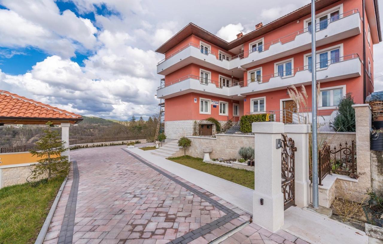 Apartments And Rooms Laura Пазин Экстерьер фото