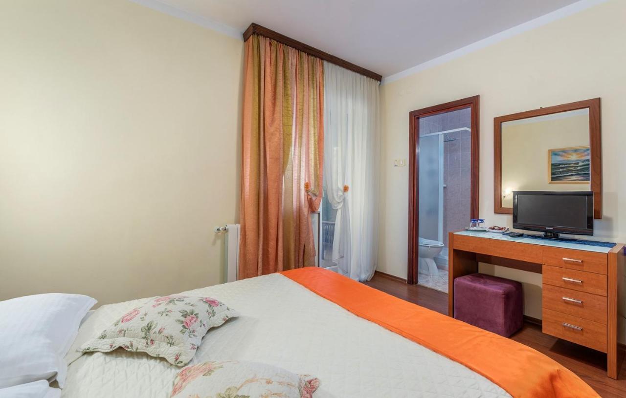 Apartments And Rooms Laura Пазин Экстерьер фото