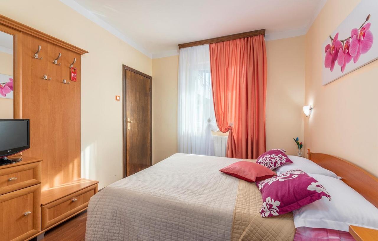 Apartments And Rooms Laura Пазин Экстерьер фото